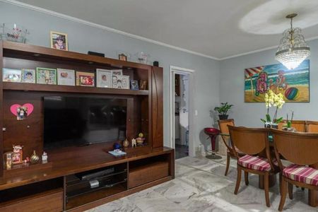 Casa com sala de estar e jantar, TV e móveis de madeira, com uma pintura de praia no fundo. de apartamento à venda com 4 quartos, 115m² em Bela Vista, São Paulo