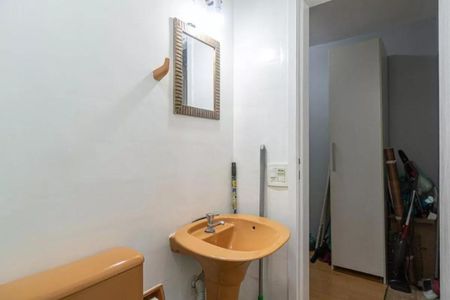 Apartamento à venda com 115m², 4 quartos e sem vaga Apartamento à venda com 115m², 4 quartos e sem vagaBanheiro com pia e espelho, com uma porta de madeira e um armário de madeira.