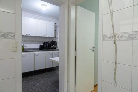 Apartamento à venda com 115m², 4 quartos e sem vaga Apartamento à venda com 115m², 4 quartos e sem vagaCozinha com móveis brancos e azulejos brancos e cinza, com geladeira e fogão preto.