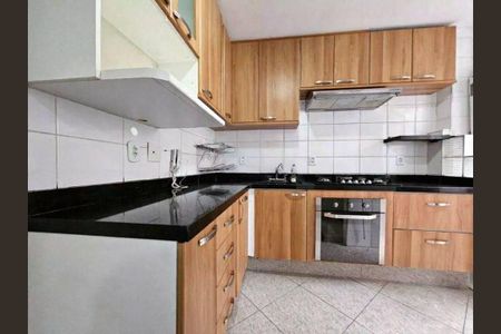 Casa à venda com 3 quartos, 172m² em Jardim das Esmeraldas, São Paulo