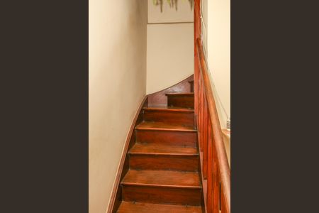 Casa à venda com 110m², 3 quartos e sem vaga Casa à venda com 110m², 3 quartos e sem vagaEscada