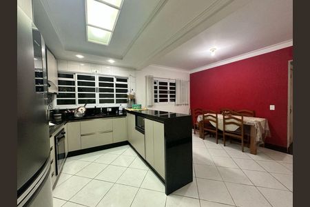 Casa à venda com 206m², 3 quartos e 3 vagas