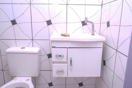 Casa para alugar com 70m², 2 quartos e sem vaga Casa para alugar com 70m², 2 quartos e sem vagaBanheiro social