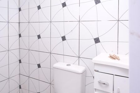 Casa para alugar com 70m², 2 quartos e sem vaga Casa para alugar com 70m², 2 quartos e sem vagaBanheiro social