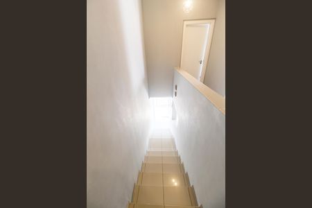 Casa de condomínio à venda com 227m², 2 quartos e 2 vagas Casa de condomínio à venda com 227m², 2 quartos e 2 vagasEscada