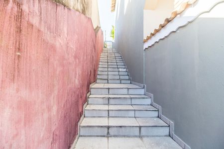 Casa de condomínio à venda com 227m², 2 quartos e 2 vagas Casa de condomínio à venda com 227m², 2 quartos e 2 vagasEscada
