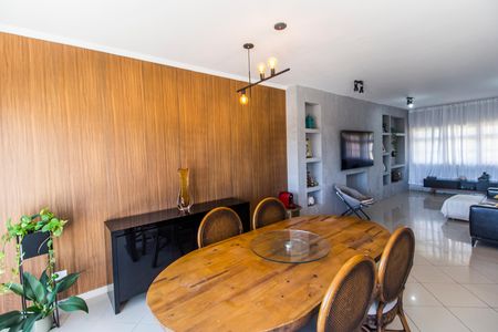 Casa de condomínio à venda com 227m², 2 quartos e 2 vagas Casa de condomínio à venda com 227m², 2 quartos e 2 vagasSala