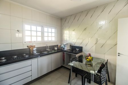 Casa de condomínio à venda com 227m², 2 quartos e 2 vagas Casa de condomínio à venda com 227m², 2 quartos e 2 vagasCozinha