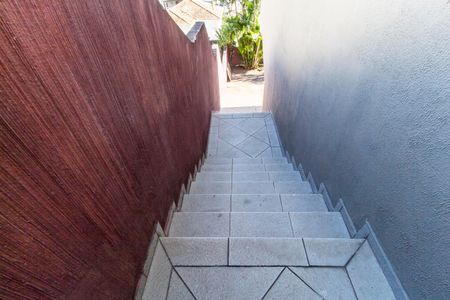 Casa de condomínio à venda com 227m², 2 quartos e 2 vagas Casa de condomínio à venda com 227m², 2 quartos e 2 vagasEscada
