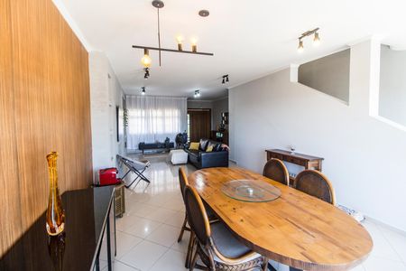 Sala  de casa de condomínio à venda com 2 quartos, 227m² em Parque Sinai, Santana de Parnaíba