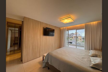 Casa de condomínio para alugar com 490m², 4 quartos e 2 vagasSuíte 1 (Master)