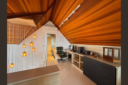 Casa de condomínio para alugar com 490m², 4 quartos e 2 vagasSala de TV