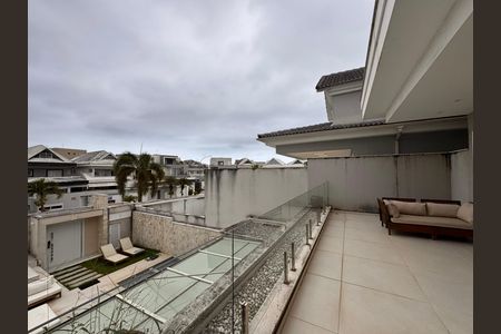 Casa de condomínio para alugar com 490m², 4 quartos e 2 vagasSuíte 1 (Master) - Varanda