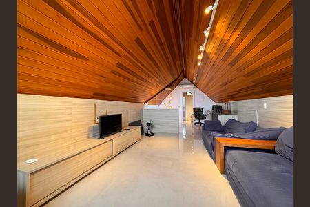 Casa de condomínio para alugar com 490m², 4 quartos e 2 vagasSala de TV