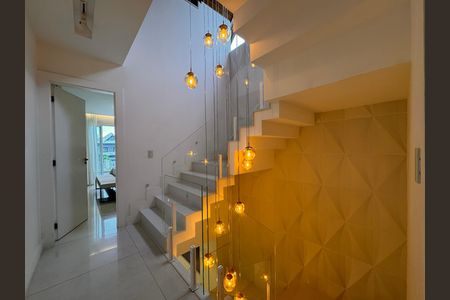 Casa de condomínio para alugar com 490m², 4 quartos e 2 vagasEscada