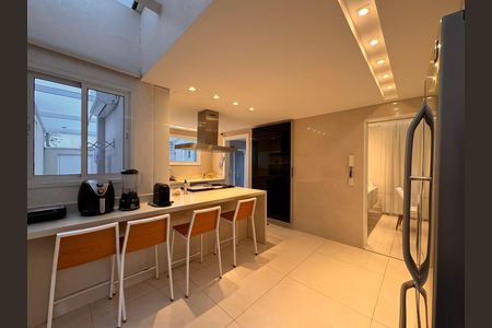 Casa de condomínio para alugar com 490m², 4 quartos e 2 vagasCozinha e Área de Serviço