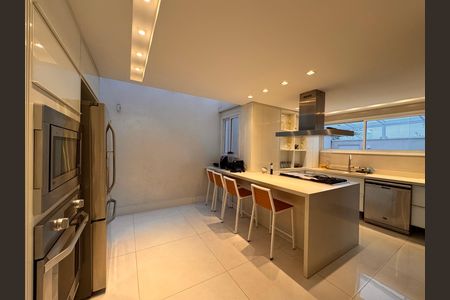 Casa de condomínio para alugar com 490m², 4 quartos e 2 vagasCozinha e Área de Serviço