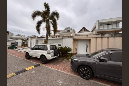Casa de condomínio para alugar com 490m², 4 quartos e 2 vagasFachada