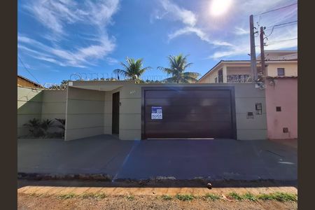 Casa para alugar com 200m², 2 quartos e 6 vagas Casa para alugar com 200m², 2 quartos e 6 vagasFachada