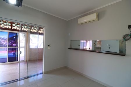 Casa para alugar com 200m², 2 quartos e 6 vagasSala