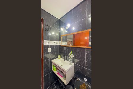 Casa para alugar com 54m², 2 quartos e 1 vaga Casa para alugar com 54m², 2 quartos e 1 vagaBanheiro