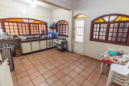 Casa à venda com 480m², 6 quartos e 3 vagas Casa à venda com 480m², 6 quartos e 3 vagasCozinha
