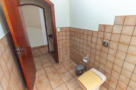 Casa à venda com 480m², 6 quartos e 3 vagas Casa à venda com 480m², 6 quartos e 3 vagasBanheiro 2
