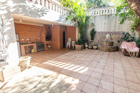 Casa à venda com 480m², 6 quartos e 3 vagas Casa à venda com 480m², 6 quartos e 3 vagasQuintal