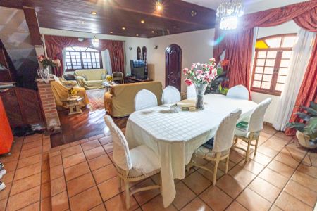 Casa à venda com 480m², 6 quartos e 3 vagas Casa à venda com 480m², 6 quartos e 3 vagasSala