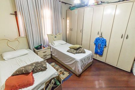 Casa à venda com 480m², 6 quartos e 3 vagas Casa à venda com 480m², 6 quartos e 3 vagasQuarto 1