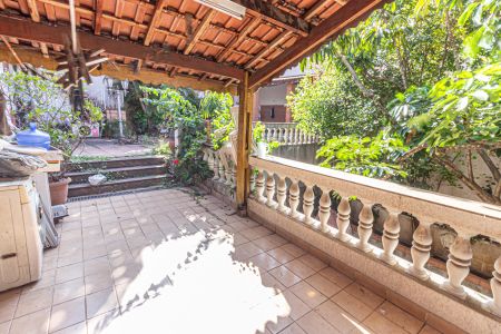 Casa à venda com 480m², 6 quartos e 3 vagas Casa à venda com 480m², 6 quartos e 3 vagasTerraço