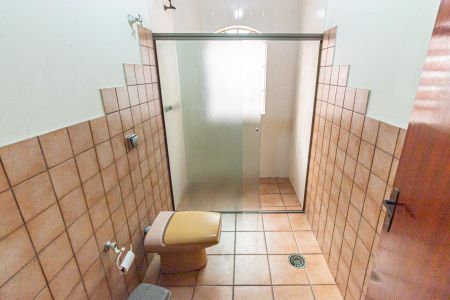 Casa à venda com 480m², 6 quartos e 3 vagas Casa à venda com 480m², 6 quartos e 3 vagasBanheiro 2