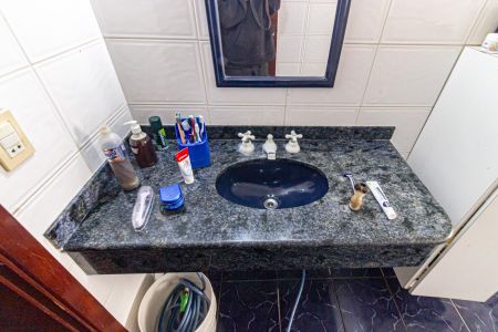Casa à venda com 480m², 6 quartos e 3 vagas Casa à venda com 480m², 6 quartos e 3 vagasBanheiro 1