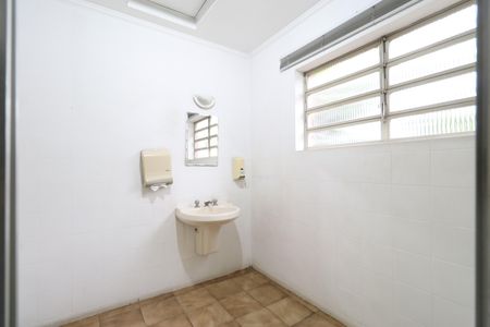 Casa para alugar com 600m², 6 quartos e 12 vagasBanheiro 1