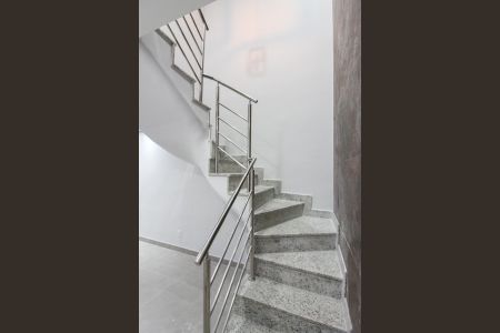 Casa à venda com 132m², 2 quartos e 3 vagas Casa à venda com 132m², 2 quartos e 3 vagasEscada