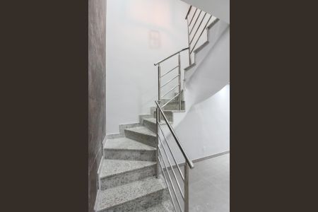 Casa à venda com 132m², 2 quartos e 3 vagas Casa à venda com 132m², 2 quartos e 3 vagasEscada
