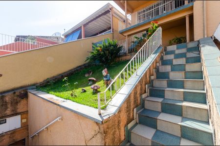 Casa à venda com 160m², 3 quartos e 2 vagasEscada