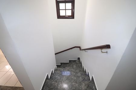 Casa para alugar com 260m², 3 quartos e 6 vagasEscada
