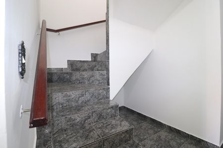 Casa para alugar com 260m², 3 quartos e 6 vagasEscada