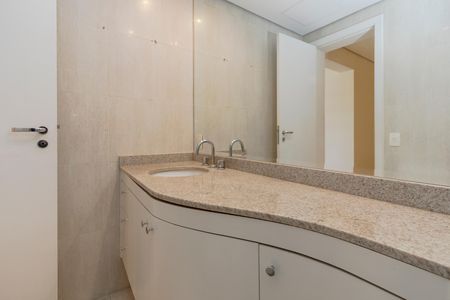 Apartamento para alugar com 178m², 3 quartos e 3 vagas Apartamento para alugar com 178m², 3 quartos e 3 vagasBanheiro da Suíte 1