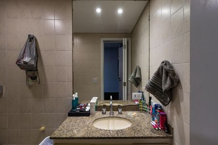 Apartamento à venda com 145m², 3 quartos e 3 vagas Apartamento à venda com 145m², 3 quartos e 3 vagasBanheiro da Suíte 1