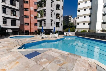 Apartamento para alugar com 239m², 3 quartos e 3 vagas Apartamento para alugar com 239m², 3 quartos e 3 vagasÁrea comum - Piscina