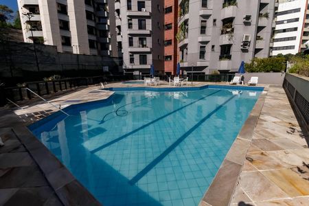 Apartamento para alugar com 239m², 3 quartos e 3 vagas Apartamento para alugar com 239m², 3 quartos e 3 vagasÁrea comum - Piscina