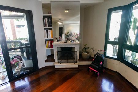 Apartamento para alugar com 239m², 3 quartos e 3 vagas Apartamento para alugar com 239m², 3 quartos e 3 vagasDetalhe - Sala 1 (lareira)
