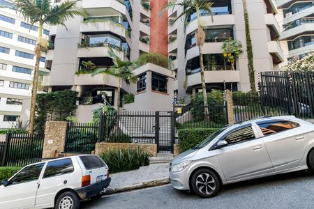 Apartamento para alugar com 239m², 3 quartos e 3 vagas Apartamento para alugar com 239m², 3 quartos e 3 vagasFachada e portaria