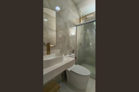 Casa de condomínio à venda com 240m², 3 quartos e 2 vagas Casa de condomínio à venda com 240m², 3 quartos e 2 vagasBanheiro da Suíte