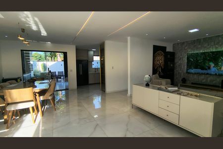 Casa de condomínio à venda com 240m², 3 quartos e 2 vagas Casa de condomínio à venda com 240m², 3 quartos e 2 vagasSala
