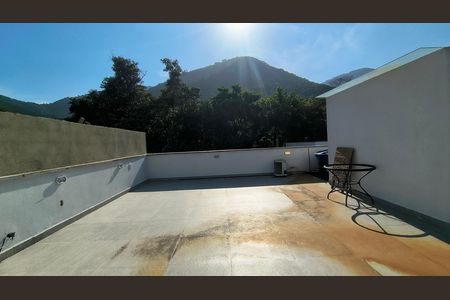 Casa de condomínio à venda com 240m², 3 quartos e 2 vagas Casa de condomínio à venda com 240m², 3 quartos e 2 vagasTerraço