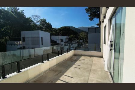 Casa de condomínio à venda com 240m², 3 quartos e 2 vagas Casa de condomínio à venda com 240m², 3 quartos e 2 vagasVaranda da Suíte