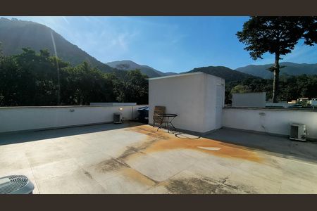 Casa de condomínio à venda com 240m², 3 quartos e 2 vagas Casa de condomínio à venda com 240m², 3 quartos e 2 vagasTerraço